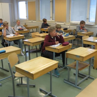 Savonlinnan Amnttolan koulun 6-luokkkalaiset ruotsintunnilla.