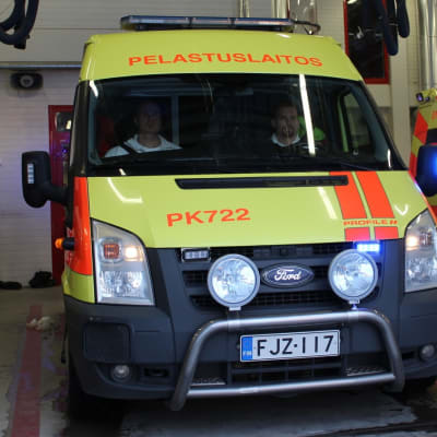 Pohjois-Karjalan pelastuslaitoksen ambulanssi lähdössä hälytysajoon.