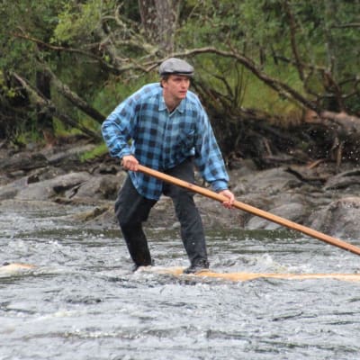 Lieksalainen Jori Mikkonen laskee koskea tukilla.