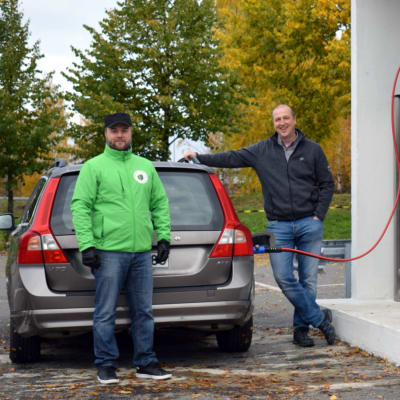 Biosairila Oy:n toimitusjohtaja Sami Hirvonen sekä ProAgria Etelä-Savon energia-asiantuntija Panu Jouhkimo Mikkelin Graanin kaasutankkausasemalla.