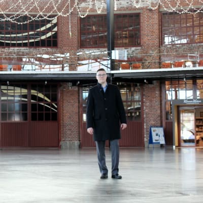 Pieksämäen kaupungin elinkeinojohtaja Markus Vesterinen Veturitallien veturitorilla.