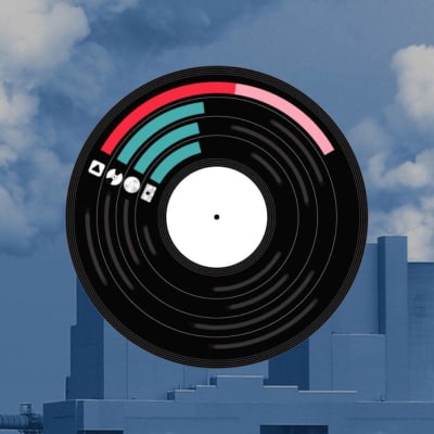 En vinylskiva framför ett kraftverk.