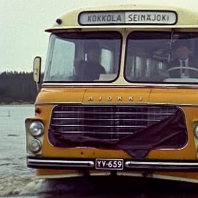 Postiauto puskee halki tulvivan Pohjanmaan.