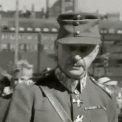 Mustavalkoinen kuva, keskellä Marsalkka Mannerheim