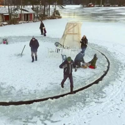 Människor står på ett runt isflak.