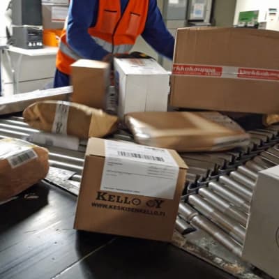 Paket sorteras på löpande band på postens sorteringscentral i Seinäjoki.