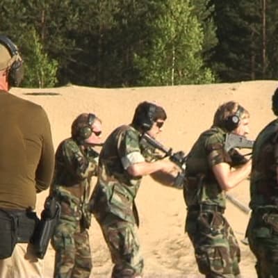Medlemmar i den litauiska skarpskytterörelsen övar på ett skjutområde.