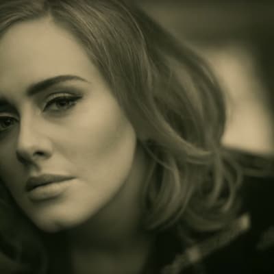 Svartvit bild på Adele.
