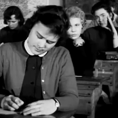 Helsinkiläisen tyttökoulun oppilaita (1957).