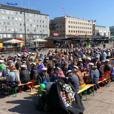 Opiskleijat viettävät vappua Joensuun torilla