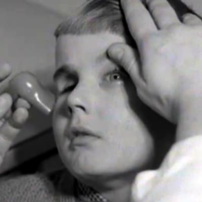 Lapsipotilas saa silmäproteesin (1953).