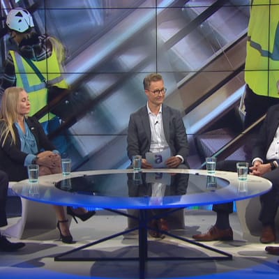 Postin työriita päättyi sopuun, mutta seuraavia vääntöjä ja lakkouhkia on jo edessä. Työmarkkinoiden tilanteesta keskustelemassa Jarkko Eloranta, SAK, Jyri Häkämies, EK, Maria Löfgren, Juko ja Mikael Pentikäinen, Suomen Yrittäjät. Juontajana Sakari Sirkkanen.
