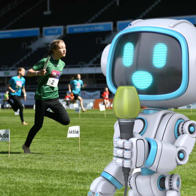 A robot reports from Stafettkarnevalen, a running competition for children