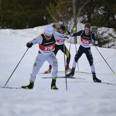 Johannes Vuorela och andra åkare i farten under FSS-mästerskapen 2022.
