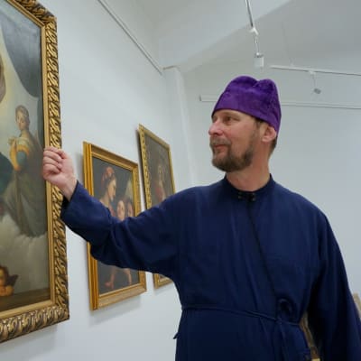 Piispa Arseni esittelee Mestarin jälki -näyttelyä