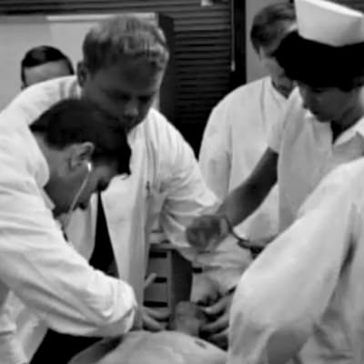 Potilaan ensihoitoa Töölön sairaalassa (1968).