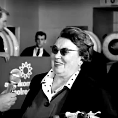 Toimittaja haastattelee matkailijoita Seutulan lentoasemalla (1967).