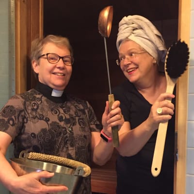 Rekolan kirkon pastori Vappu Olsbo (vas.) sekä kanttori Sirkku-Liisa Niemi saunan ovella löylykauha ja pesuharja käsissään.