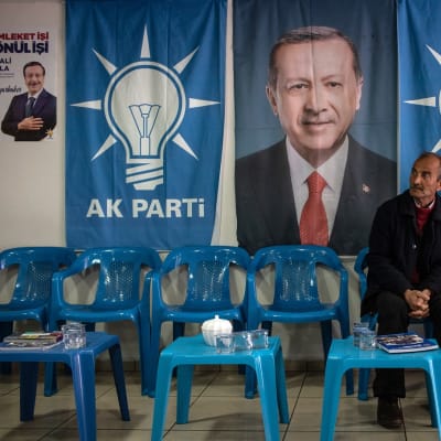 Turkin valtapuolueen AKP:n kannattajia Diyarbakirissa presidentti Recep Tayyip Erdoğanin kuvan edessä.