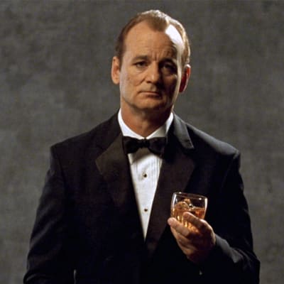 Bill Murray viskimainoksessa Tokiossa. Kuva Sofia Coppolan elokuvasta Lost in Translation (2003).