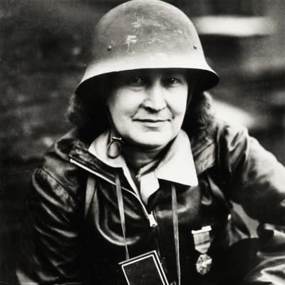 Yhdysvaltalainen sotakuvaaja Thérése Bonney mustavalkoisessa kuvassa toisen maailmansodan ajalta.