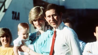 En ung prins Charles tillsammans med prinsessan Diana som har en liten prins William i famnen.