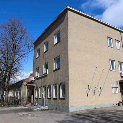 Ruskean rakennuksen seinä kulmasta kuvattuna.