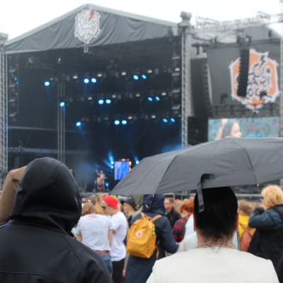 Yleisöä Sannin keikalla Ilosaarirockissa 2016.