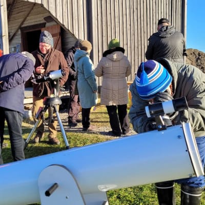 Monet tähtitieteen ystävät kerääntyivät ihastelemaan osittaista auringonpimennystä Vaasaan, jossa paikallinen tähtitieteellinen yhdistys Andromeda järjesti erikseen sitä varten katselutilaisuuden Söderfjärdenille