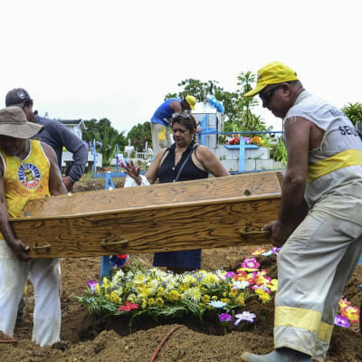 Omaiset hautaamassa Manausin vankilamellakan uhria.