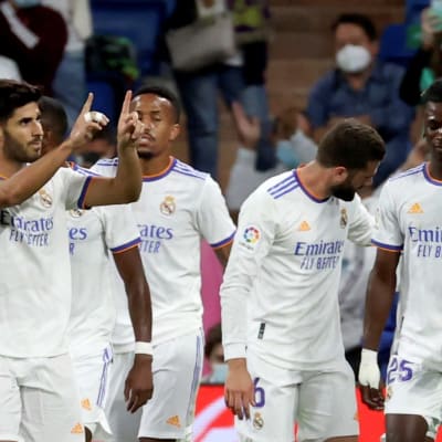 Marco Asensio ja Real Madridin joukkuekaverit juhlivat maalia.