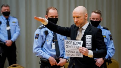 Den terrordömde Anders Behring Breivik gjorde en nazihälsning då han kom in rättegångssalen i fängelset.