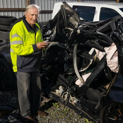 Liikenteen tutkintalautakuntaan kuuluva vaasalainen Kalevi Laine seisoo yhden pahasti kolaroidun auton vierellä, jollaisia hän on nähnyt paljon