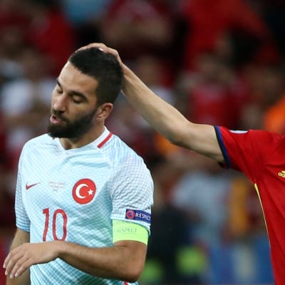Arda Turan klappas om av Jordi Alba.
