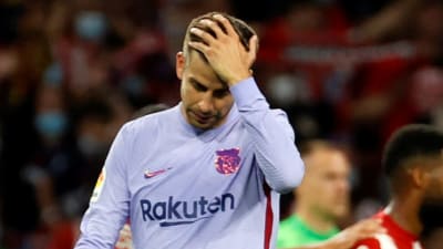 Gerard Pique är besviken efter Barcelonas förlust mot Atletico Madrid. 