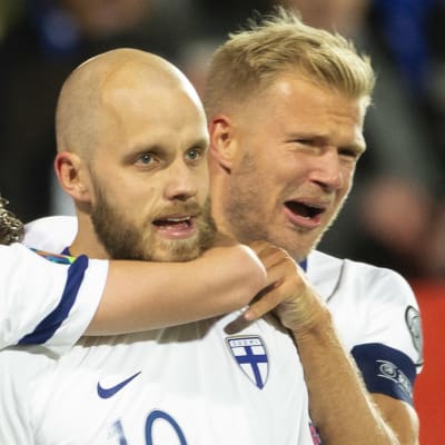 Landslaget firar efter Teemu Pukkis mål.