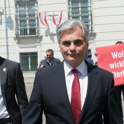 Österrikes förbundskansler Werner Faymann lämnade in sin avskedsansökan på måndag