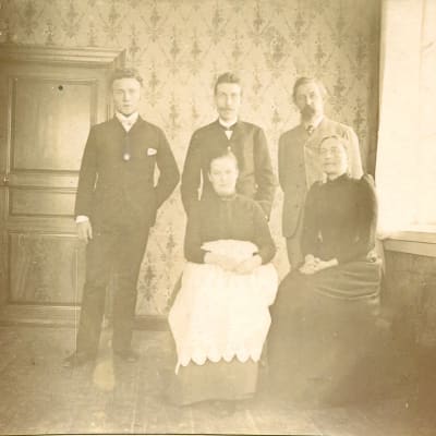 Från vänster Linus Sundell, Robert Rostedt, Aug. Myhrberg, Olga Rostedt och Ingeborg Appelberg på Mellersta Nylands folkhögskola i Esbo år 1891-94.