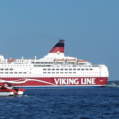 M/S Amorella flyttas utanför Järsön 23 september 2020.