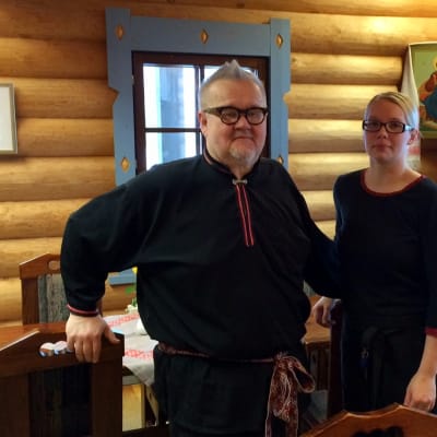 Ilomantsin Parppeinpirtin nykyinen ravintoloitsija Hannu Lappalainen ja vapulta aloittava Marjo Niiranen.