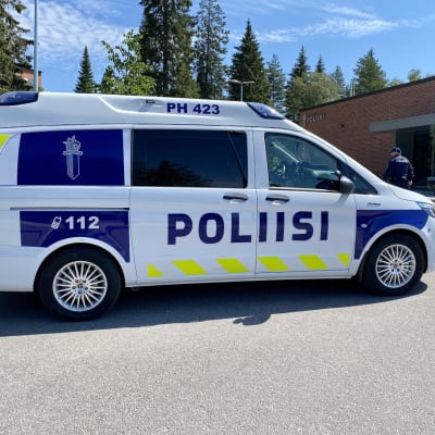 Hämeen poliisille ensimmäisenä Suomessa luovutettu täysin sähköinen partioauto.