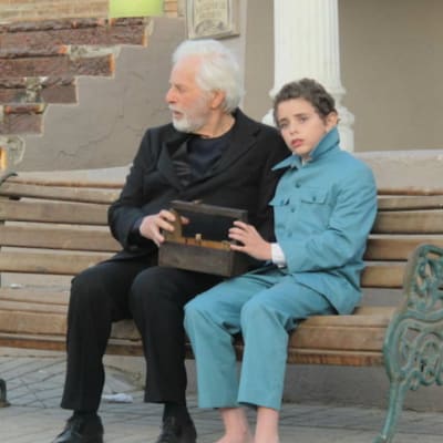 Regissören Alejandro Jodorowsky tillsammans med den unge Alejandro (Jeremias Herskovits) i "Livets dans".