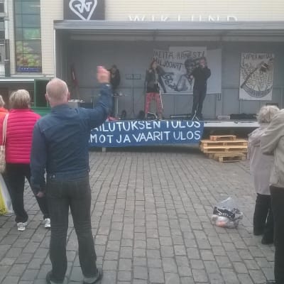 Demonstranter på Salutorget i Åbo.