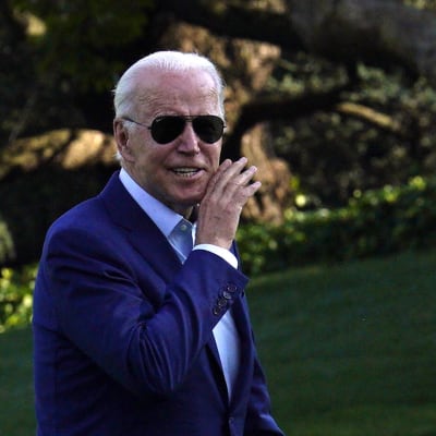 Joe Biden med solgalsögon.
