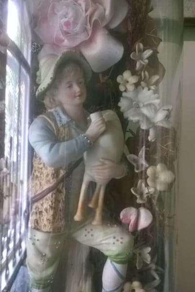 En porslinsfigur föreställande en pojke med en säckpipa.