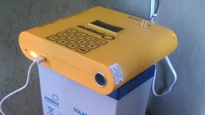 Företaget Mobisol erbjuder lätta energilösningar för tanzanier som inte har elektricitet hemma.