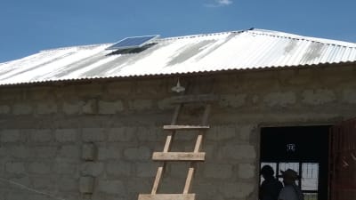 Företaget Mobisol erbjuder billiga solpaneler åt tanzanier på landsbyggden utanför Arusha.