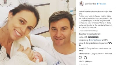 Skärmdump på Nya Zeelands premiärminister Jacinda Ardern och hennes nyfödda barn.
