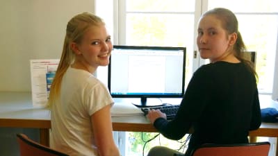 Elever i Vasa övningsskolas gymnasium som är med i Yle Nyhetsskolan.