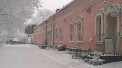 ljusrött hus och snöigt landskap på Sveaborg